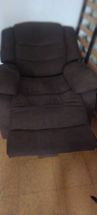 Poltrona reclinável usada