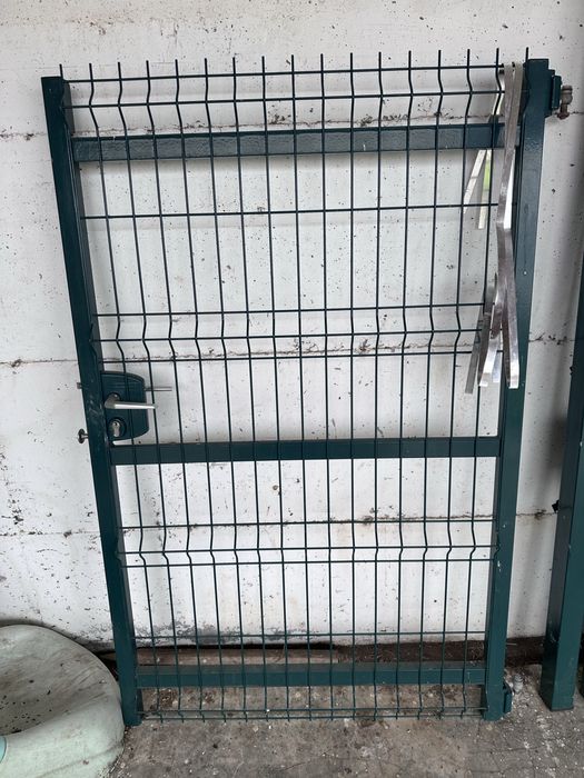 Rede de malha elástica plastificada e portão