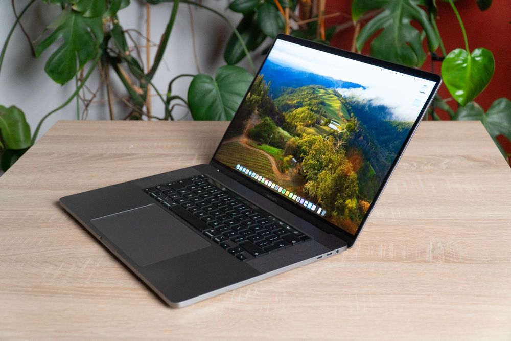 MacBook Pro 16" 2019 Touch Bar 32gb ram, 1TB, Intel i9 2.4 ghz,