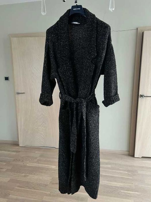 długi popielaty sweter