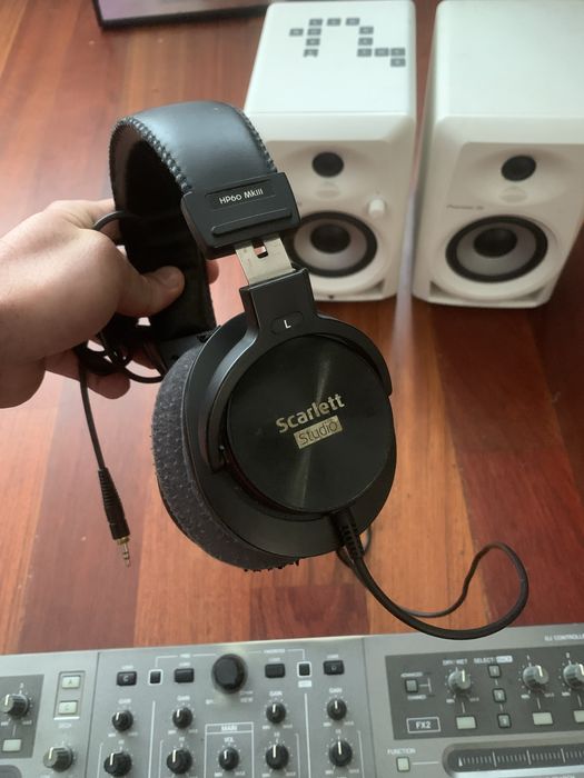 Pioneer ddj-t1 , monitors pioneer DM-40 , headphones studio scarlett