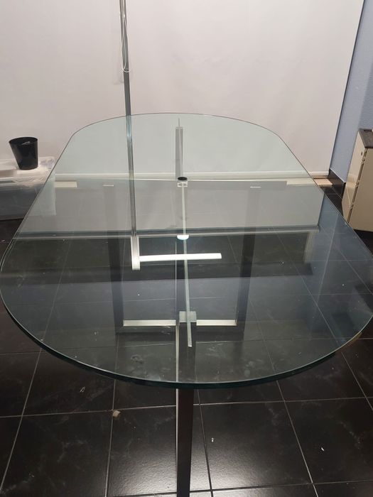 Mesa de vidro oval