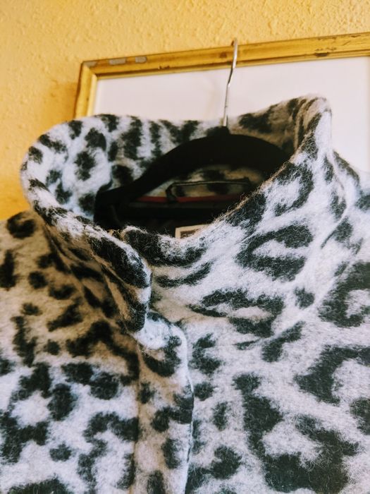 Płaszcz w panterkę z 51% wełny