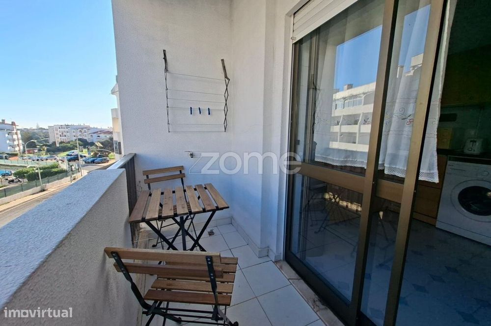 Apartamento T0+1 - Em condomínio com piscina.