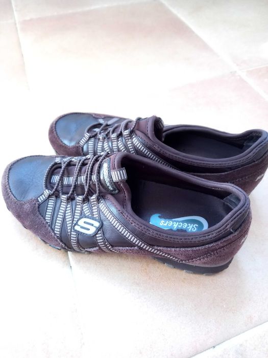 Ténis Skechers castanhos