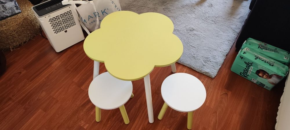 Mesa de criança e bancos