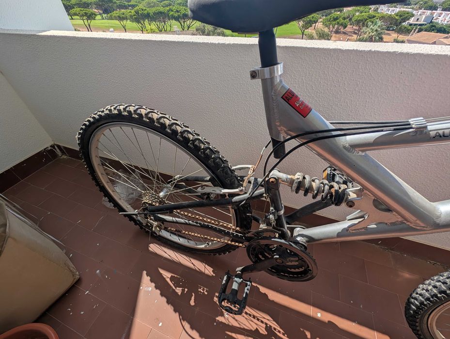 Bicicleta com amortecedor roda 26