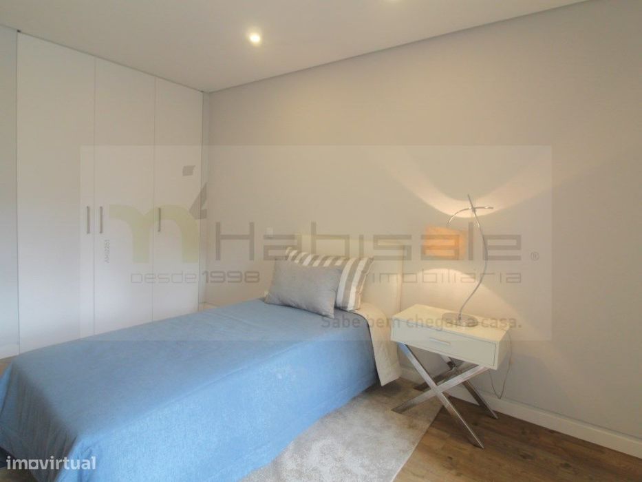 T3 Excelentes Acabamentos com Box Perto da Praia de Carcavelos