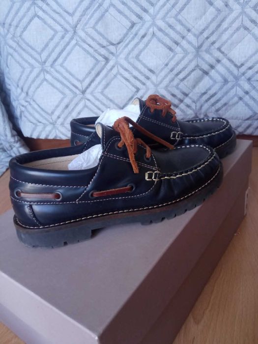 Sapatos de vela novos para rapaz