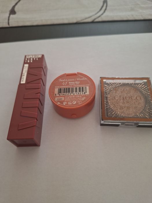 Zestaw firmowych kosmetyków do makijażu 3 sztuki