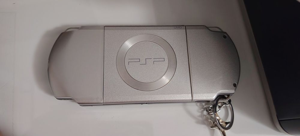 PSP Slim Prateada c/50 jogos