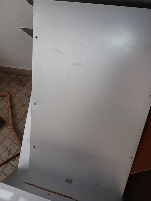 Bar Rustico- Balcão portas oscilantes em mogno e placas metalicas.