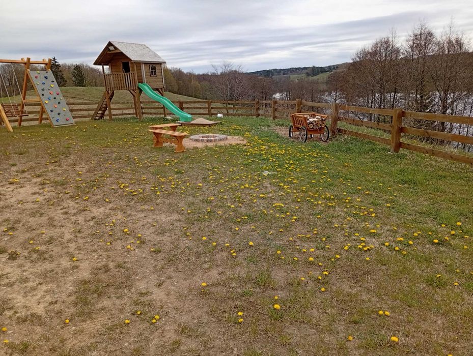 Domek nad jeziorem Rospuda z linią brzegową na WAKACJE