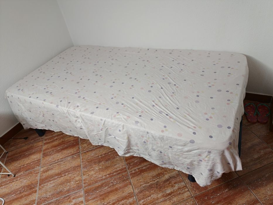 Cama de solteiro com colchão
