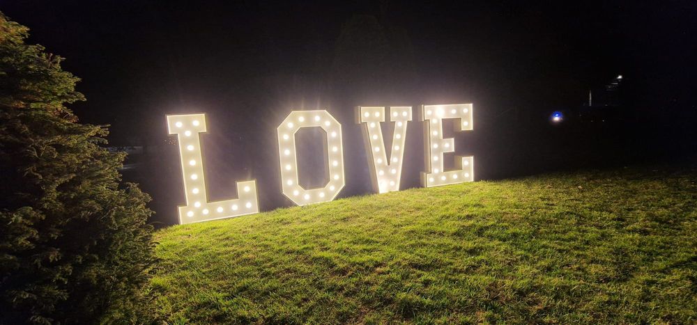 Napis LOVE podświetlany wynajem WESELA I INNE UROCZYSTOŚCI