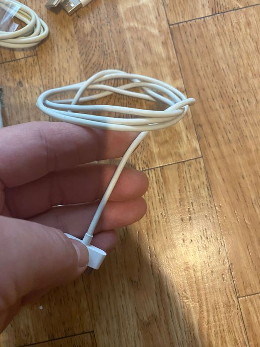 Оригінальний блок живлення Apple і 30 pin кабель.