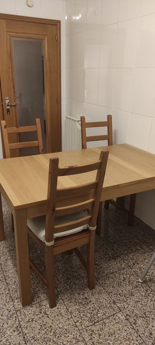 Mesa IKEA extensível com 4 cadeiras, cor madeira