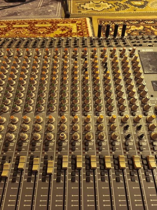Mesa analógica Tascam M-2524