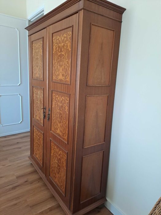 Armário antigo único