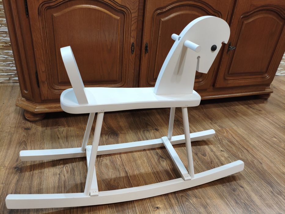 Drewniany biały konik na biegunach