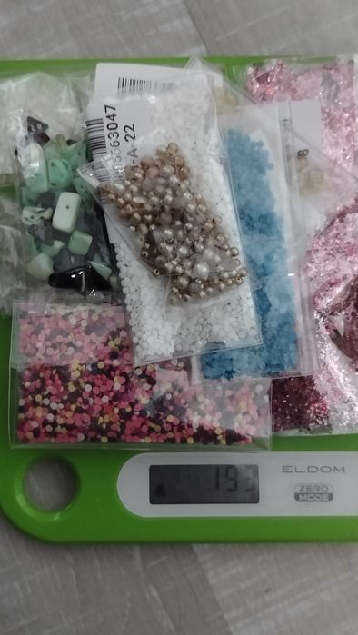 Zestaw koralików cekiny i inne