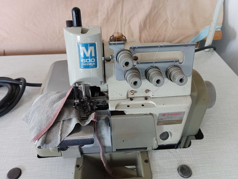 Máquina de corte e cose