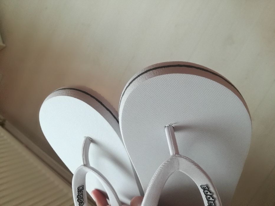 Białe klapki kappa