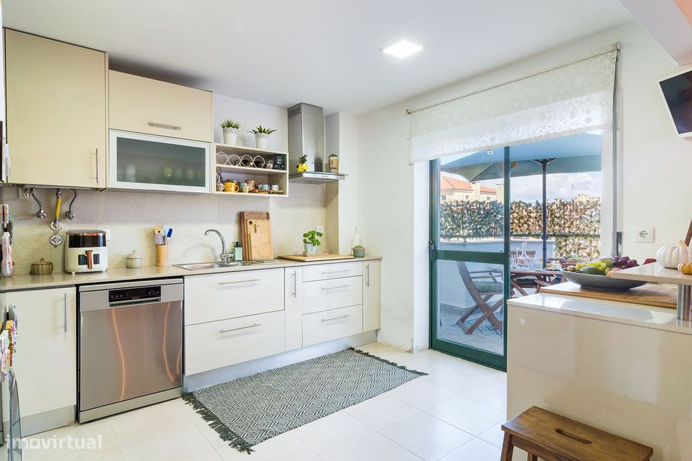 Apartamento T3 em Massamá Norte com terraço