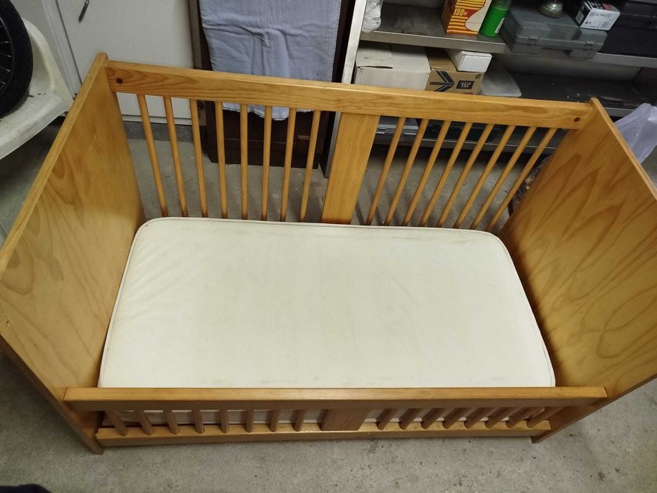 Cama em madeira de bebê com colchão 135/80 cm