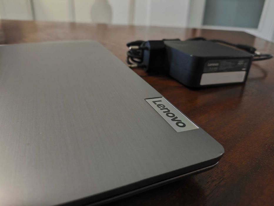 Lenovo IdeaPad 3 Ryzen 7 (5700U) – SSD 512GB | 8GB RAM (Bateria a 85%)