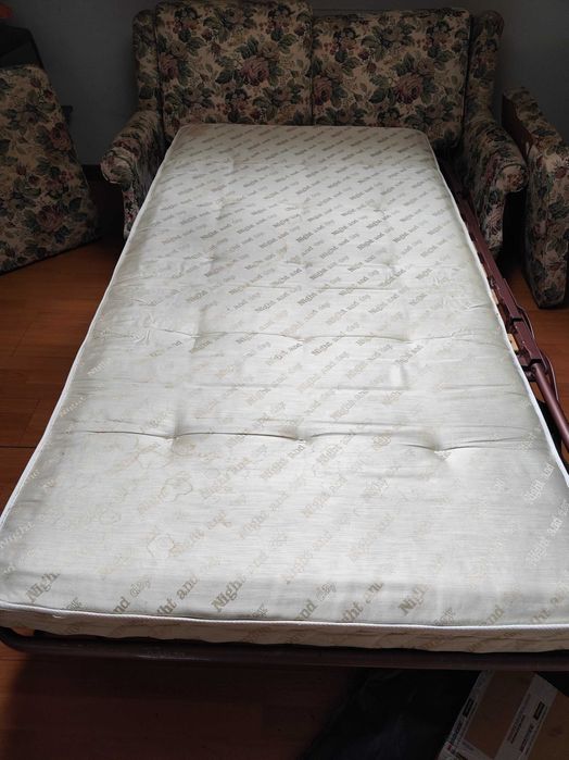 Sofá cama com estrutura metálica