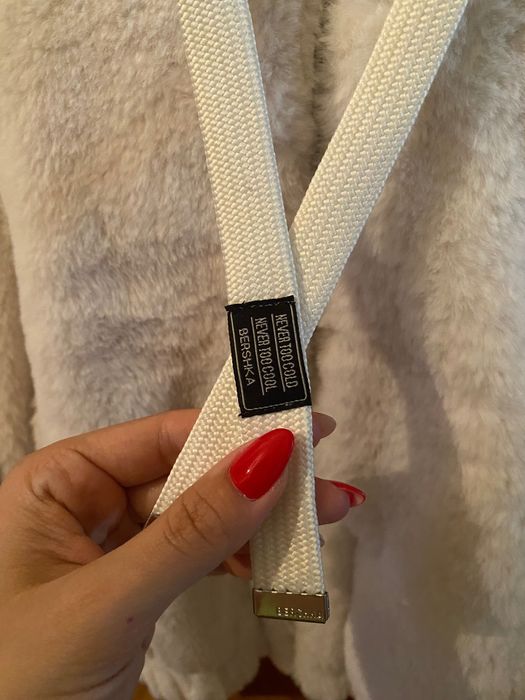 Casaco pelo branco BERSHKA