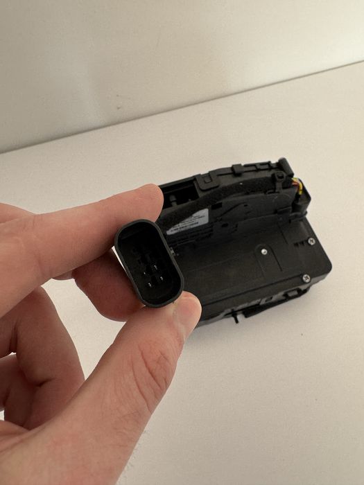Доводчики, дотягувачі, присоски дверей Tesla model 3/Y
