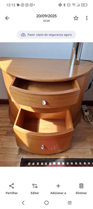 Mobília de quarto em cerejeira com cama articulada com dois colchões.