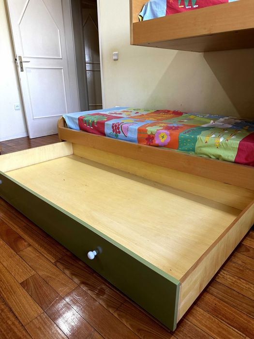 Quarto completo com 2 colchões e estrados – pronto a usar