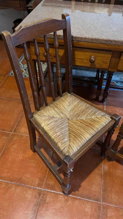 Mesa de refeição com tampo em granito + 4 cadeiras