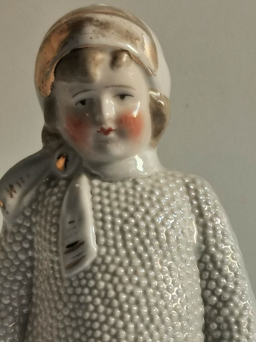 Chłopiec z porcelany na łyżwach. Antyk