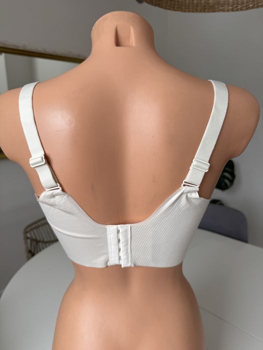 jeden bialy  bezszwowy stanik  4 Xl