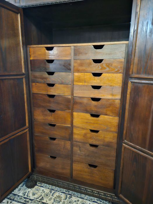 Enormíssimo roupeiro antigo em madeira maciça trabalhada - óptim