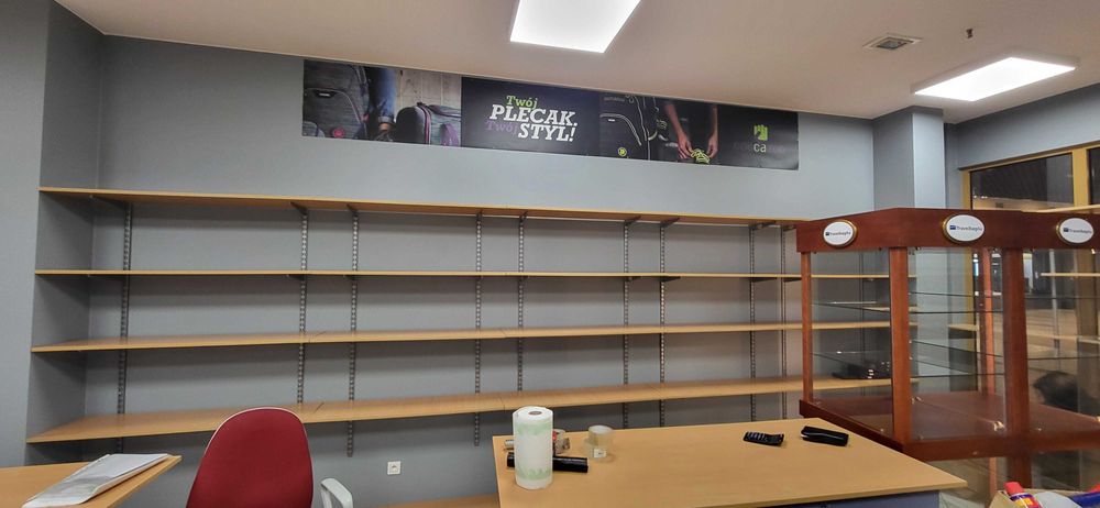 Wyposażenie sklepu w bardzo dobrym stanie, regały