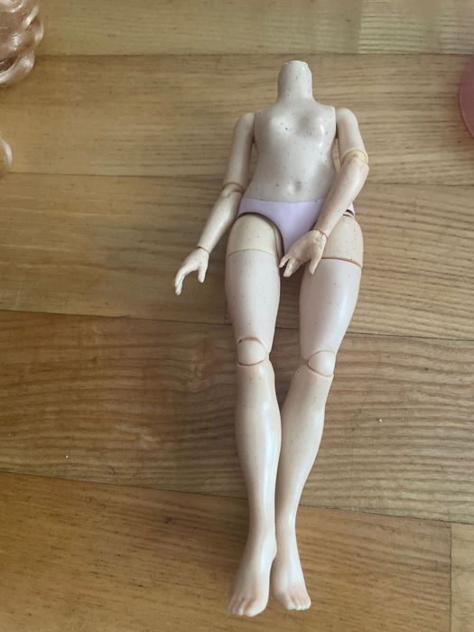 Lalka rainbow high z urwaną głową i stojakiem