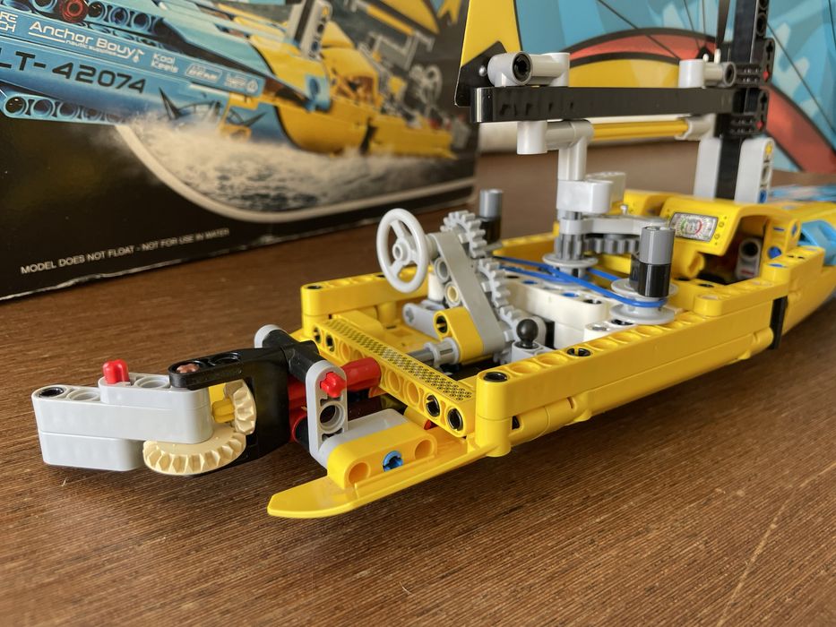 LEGO Technic Racing Yacht 42074 Kit de construção