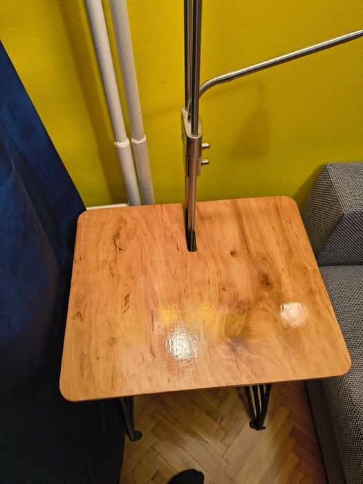 Stolik nocny z lampą