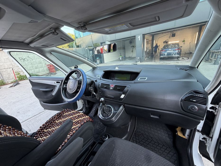 Продам семейный автомобиль