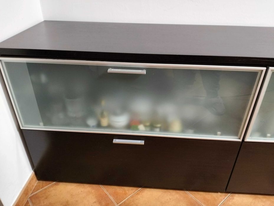 Aparador de sala em madeira, com portas de vidro temperado