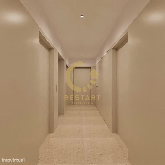 Studio T0 com varanda e lugar de garagem em Costa Cabral