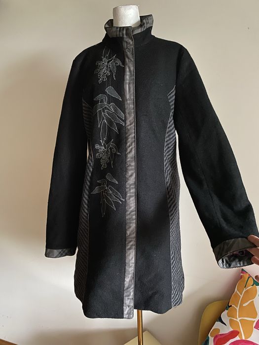 Czarny wełniany płaszcz haftowany zdoobiony artystyczny