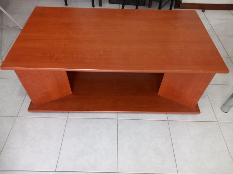 Mesa de vidro e mesa de madeira
