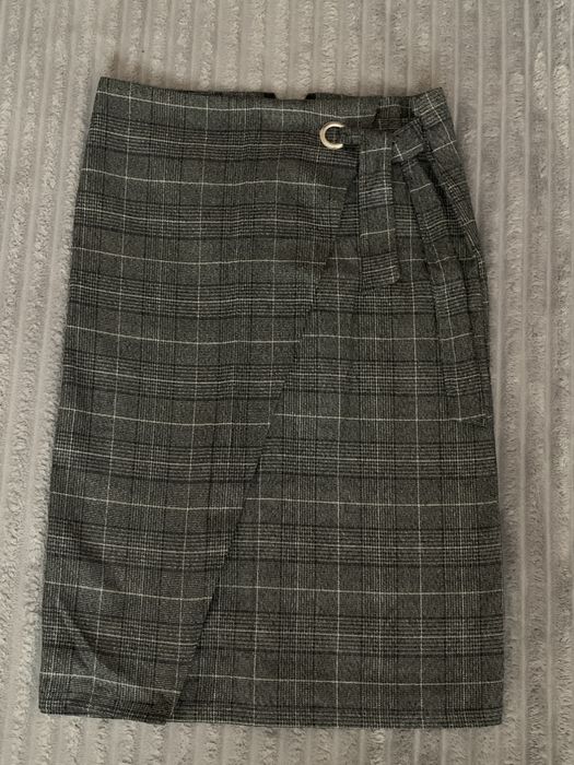 Сіра спідниця, затишна та стильна. Підійде до будь-якої блузки.