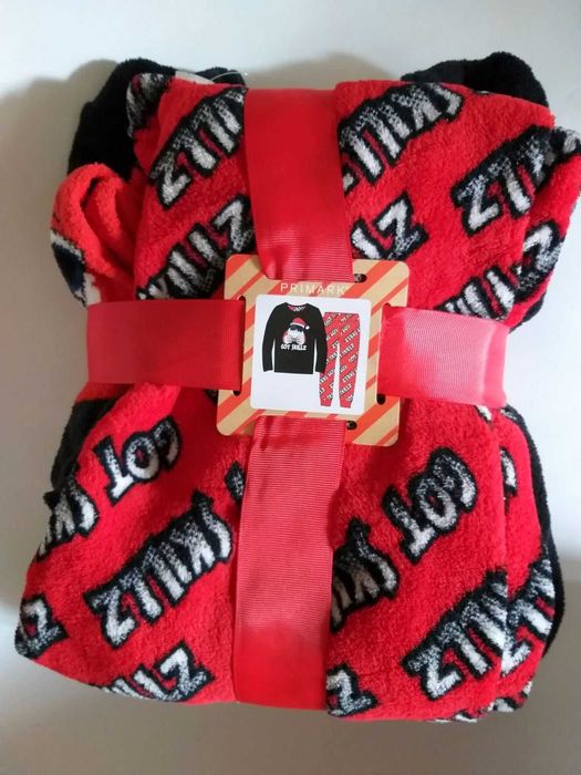 Новогодняя пижама с носками мальчику теплая из велсофта  Примарк